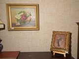 une photo d'un tableau et une photo d'un vase posé sur une table