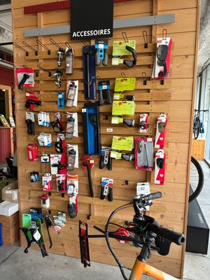 un vélo garé devant un mur en bois