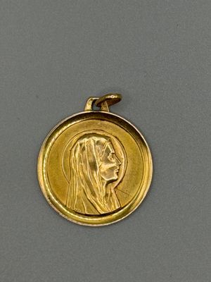 gros plan d'une pièce d'or portant un visage de femme