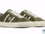 un gros plan sur une paire de baskets vertes sur fond blanc