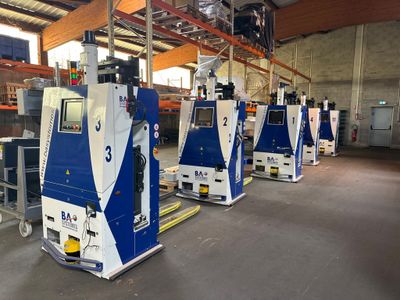 de nombreuses machines alignées dans un entrepôt