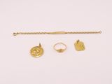 un bracelet, une bague et un collier en or, orné d'une pièce de monnaie