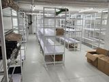 une pièce remplie d'étagères et de cartons