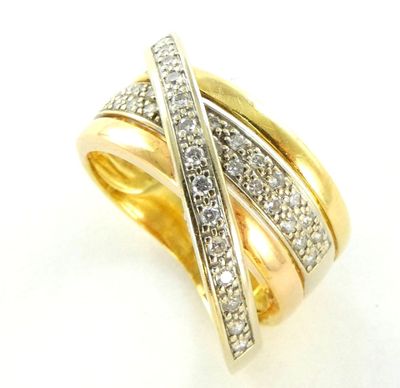 gros plan d'une bague en or et diamants sur fond blanc