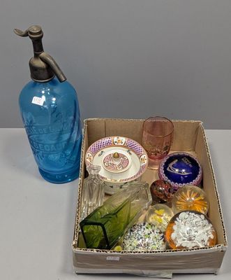 une boîte d'objets assortis posée sur une table