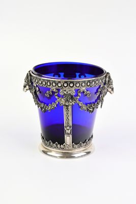 un vase en verre bleu orné d'un motif argenté