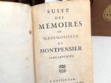 un vieux livre posé sur une table