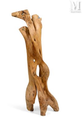 une image représentant un morceau de bois sculpté pour ressembler à un arbre