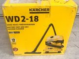 la boîte d'un aspirateur est posée sur le sol