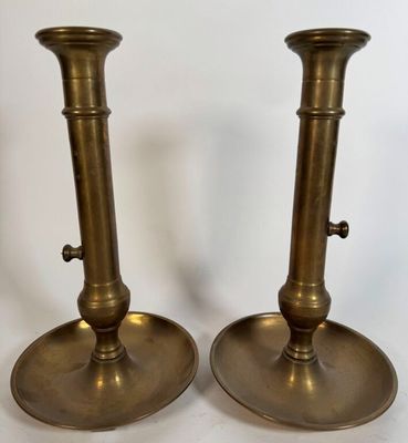 paire de chandeliers anciens en laiton sur fond blanc