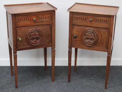 une paire de tables de chevet anciennes en bois, ornées de sculptures sur le dessus