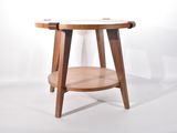 une petite table en bois avec un plateau en verre sur fond blanc