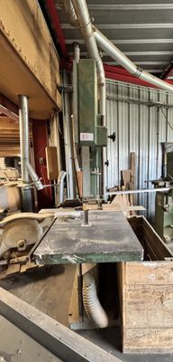une grande machine placée au milieu d'une pièce