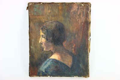 Un vieux tableau représentant une femme en robe bleue est accroché au mur.