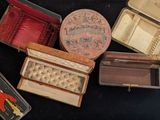 de nombreux types de boîtes différents sur un fond noir