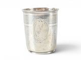 une coupe en argent ornée d'un motif sur fond blanc