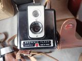 a brownie flash camera sitting on top of a table