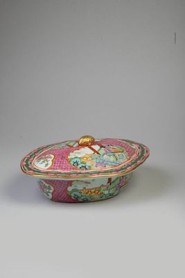 une image représentant un bol rose et vert orné d'un oiseau