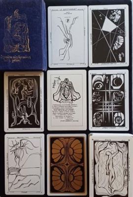 de nombreux jeux de cartes différents sur la table