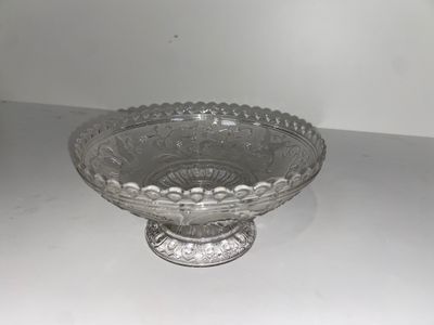 un bol en verre posé sur une table
