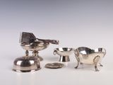 trois objets en métal argenté, à savoir un bol, une cuillère et un repose-cuillère
