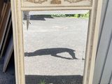 un miroir posé par terre devant un immeuble