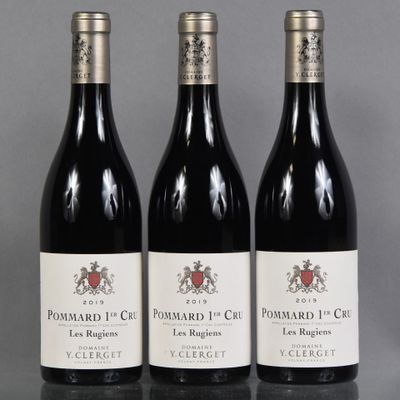 trois bouteilles de vin posées sur une table l'une à côté de l'autre