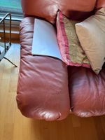Deux canapés l'un en cuir terracota, l'autre en tissu beige (photo 5)