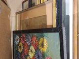 une photo d'un tableau dans une boîte posée par terre