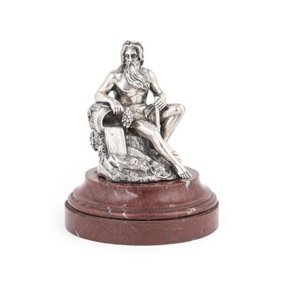 figurine en argent représentant une femme assise sur un rocher, posée sur un socle en marbre