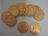 quelques pièces d'or posées les unes à côté des autres sur une table