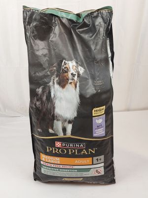 un sac de croquettes Pro Plan posé sur une surface blanche