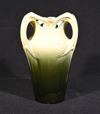 Gros plan d'un vase sur fond noir