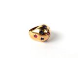 une image d'une bague en or ornée de pierres multicolores
