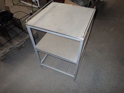 une table en métal surmontée d'une étagère