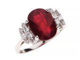 gros plan d'une bague avec une pierre rouge entourée de diamants blancs