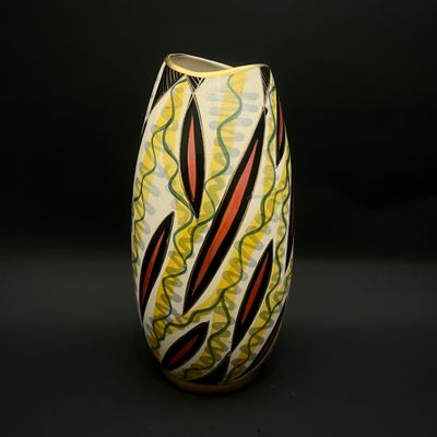 un vase posé sur une surface noire