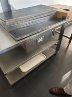 Desserte inox à deux plateaux et un tiroir (photo 2)