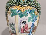 un vase sur lequel figure la photo d'une femme