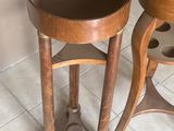 deux tables en bois posées sur un sol carrelé