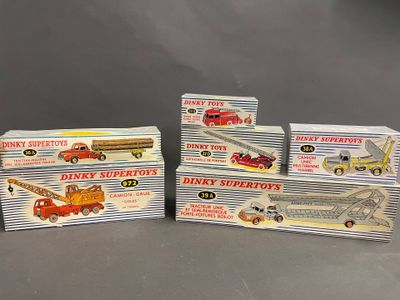 six boîtes de petits jouets, dont un camion de pompiers, un camion et une grue