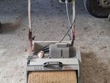 une petite machine sur laquelle est posé un rouleau de papier toilette