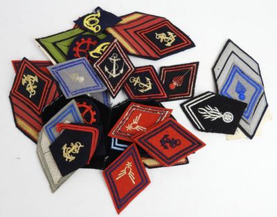 Ensemble d'insignes tissus dont losange de bras, grade, envi…