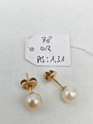 une paire de boucles d'oreilles en perles sur fond blanc