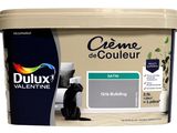 gros plan d'un pot de peinture sur fond blanc