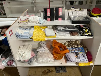 une armoire blanche sur laquelle sont posés de nombreux objets