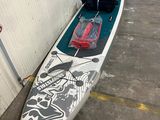 une planche de surf qui traîne dans le garage