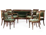 six chaises et un canapé dans une pièce