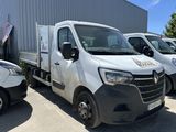 de nombreux camions blancs garés les uns à côté des autres sur un parking