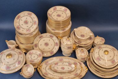 beaucoup d'assiettes et de bols sur la table